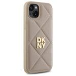 DKNY DKHCP15MPQDSLE Beige Quilted Stack Logo Kryt iPhone 15 Plus